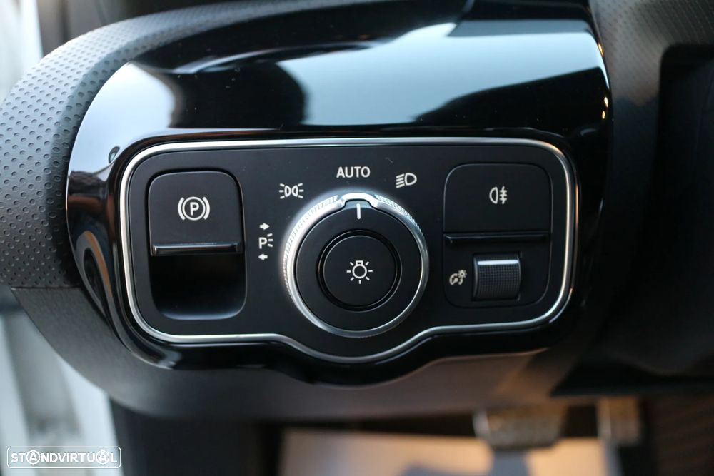 Mercedes-Benz A 250 Limousine e AMG Line - 25