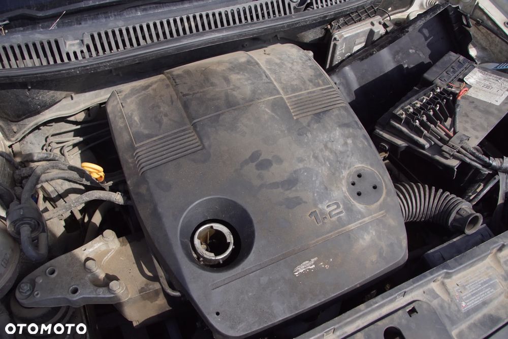 Auto na części - Volkswagen Polo IV 9N 1.2 54 KM AWY FSP LB9A 2002R Silnik Skrzynia Drzwi Maska Błotnik Zderzak Klapa Lampa Lusterko Klamka Szyba Deska Kokpit Sterownik Moduł Czujnik Licznik Panel Kierownica - 16