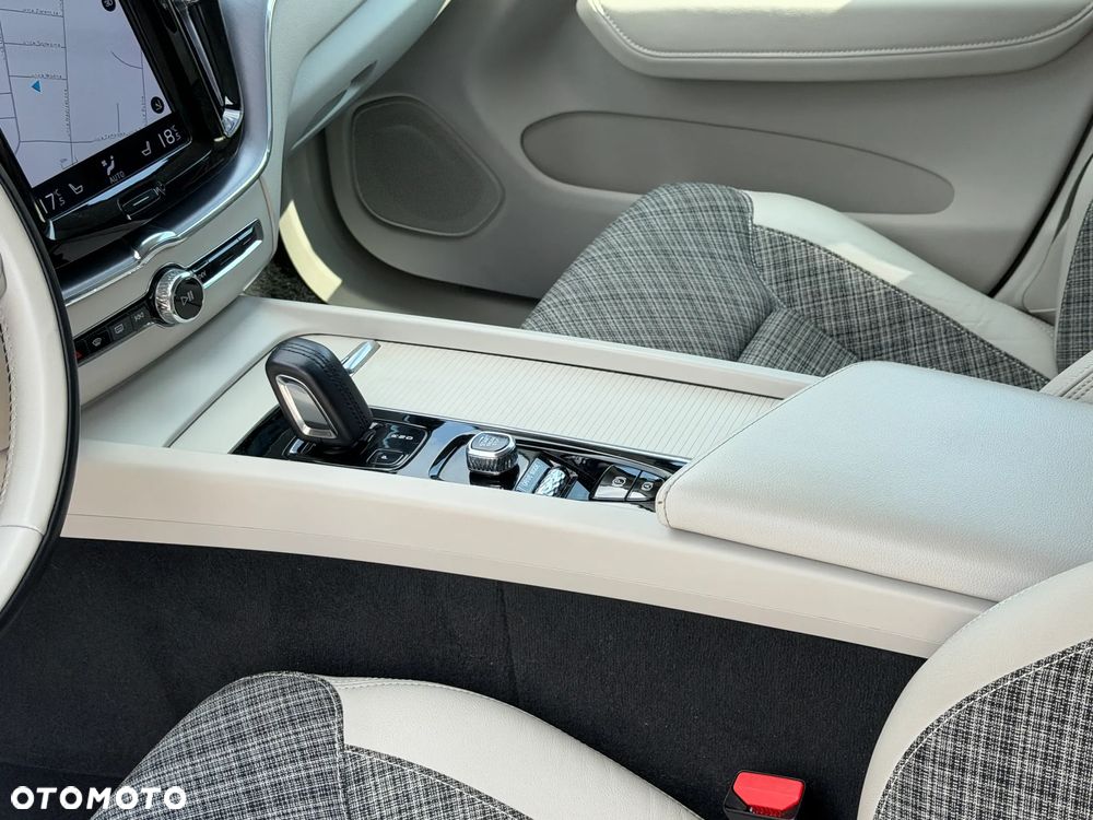 Volvo XC 60 B4 D AWD Momentum Pro - 22