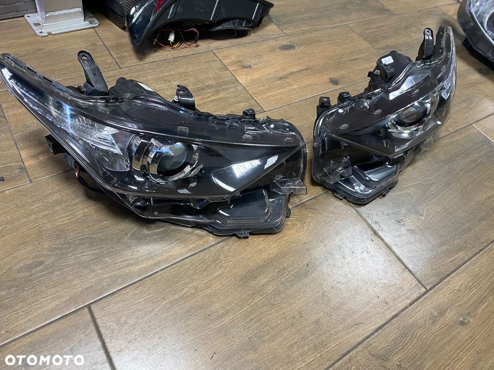 TOYOTA AURIS 2 II LIFT 15- LAMPA PRZEDNIA PR/lew 81110-02K30 ORG. - 2
