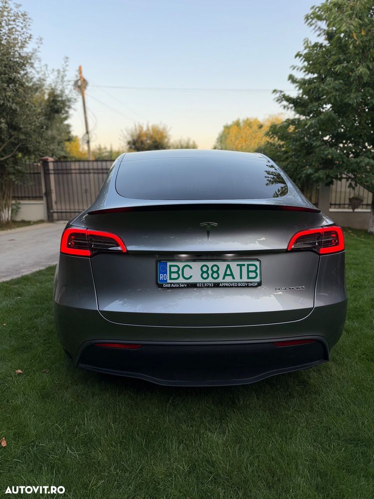 Tesla Model Y Performance Dual Motor AWD - 9