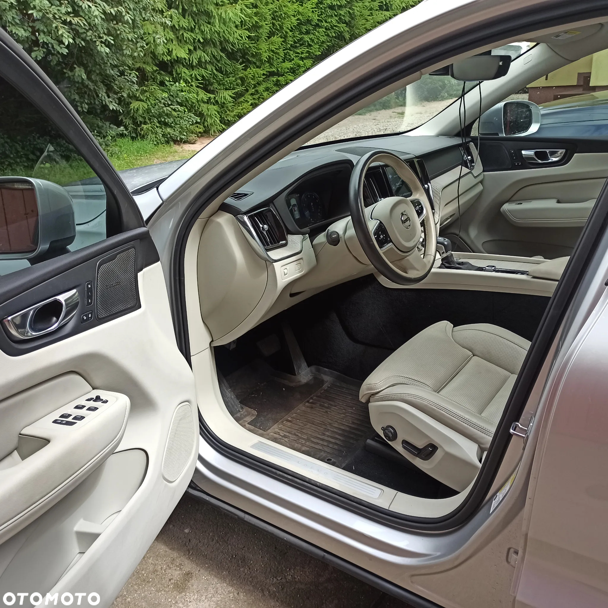 Volvo XC 60 T5 AWD R-Design - 9