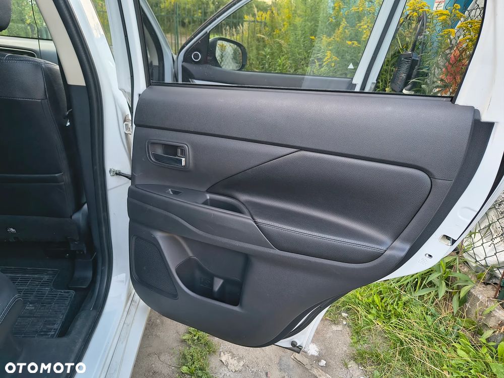 Mitsubishi Outlander Instyle NAVI + - 18