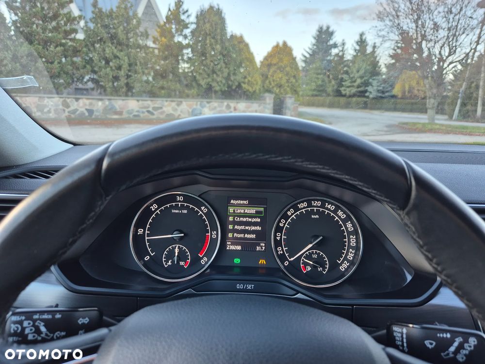 Skoda Superb 2.0 TDI Premium Edition - 32