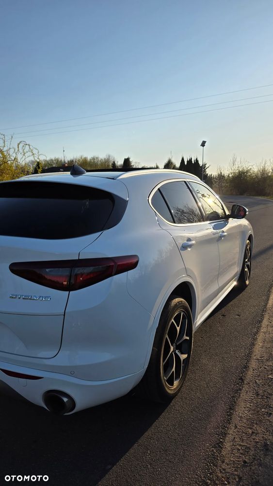 Alfa Romeo Stelvio 2.0 Turbo 16V AT8-Q4 Ti - 4