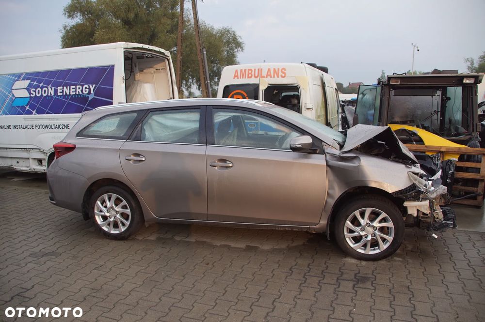 Auto na części - Toyota Auris II 1.6 Valvematic 132 KM 1ZR-FAE MTM 4V8 2015R Silnik Skrzynia Drzwi Szyba Klapa Lampa Lusterko Deska Kokpit Sterownik Moduł Czujnik Licznik Wyświetlacz Kierownica - 2