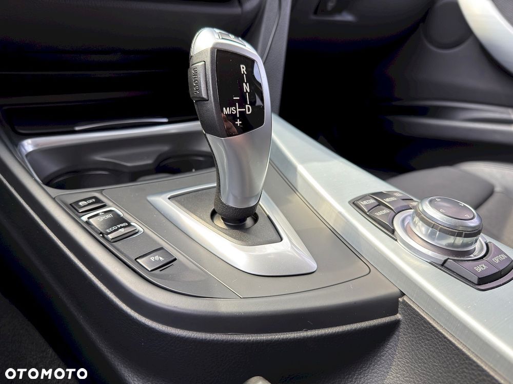 BMW Seria 3 318d Modern Line - 32