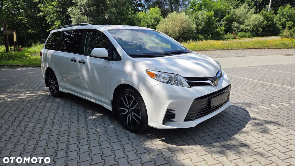 Toyota Sienna - 1