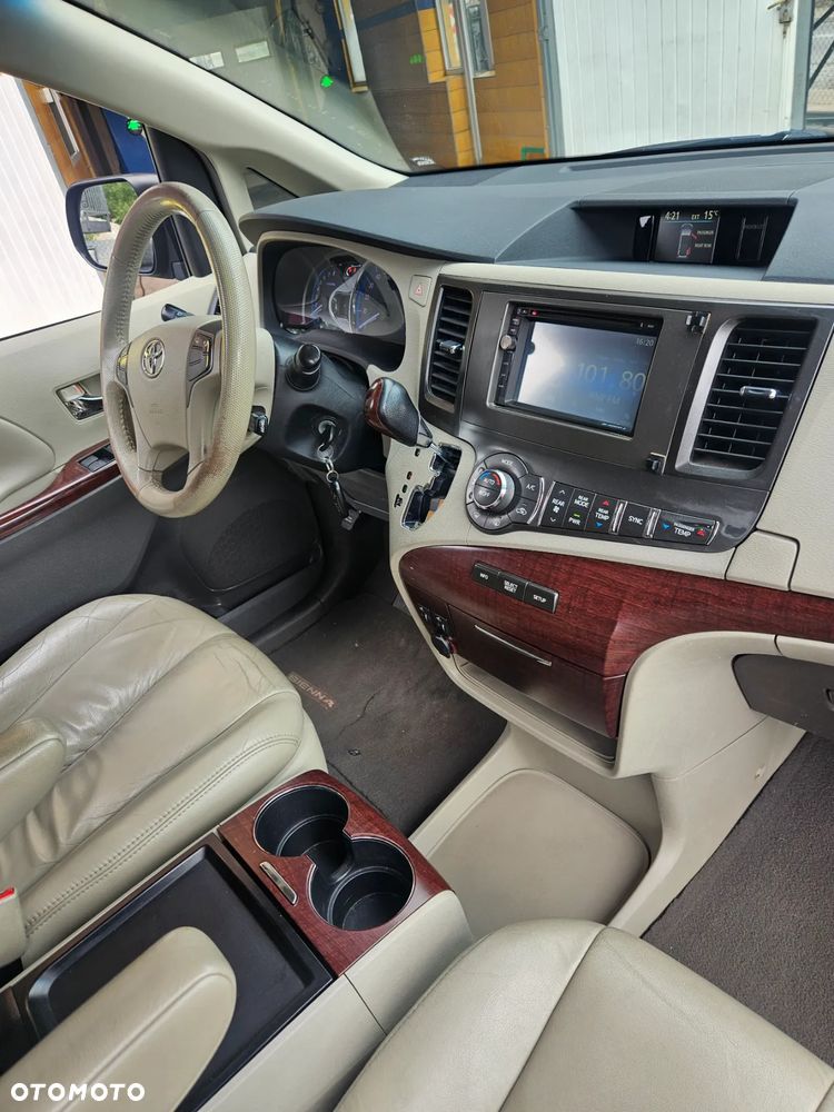 Toyota Sienna 3.5 V6 - 10