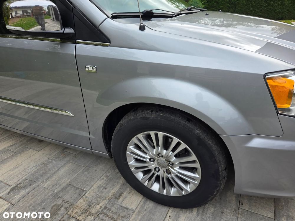 Chrysler Town & Country - 13