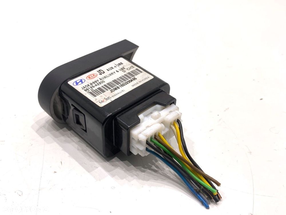 GNIAZDO USB  KIA CEE'D Sportswagon (JD) 2012 - 2018 1.6 CRDi 136 100 kW [136 KM] olej napędowy 2015 - 3