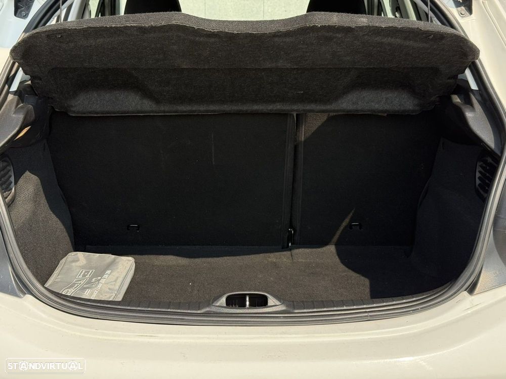 Peugeot 208 1.2 PureTech Signature — fotografia 16