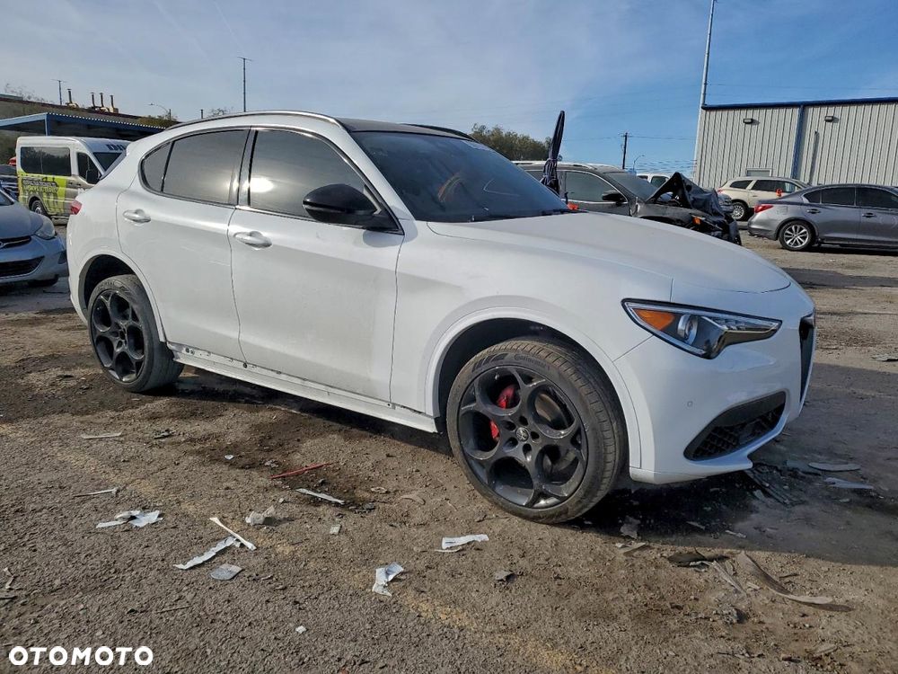 Alfa Romeo Stelvio - 1