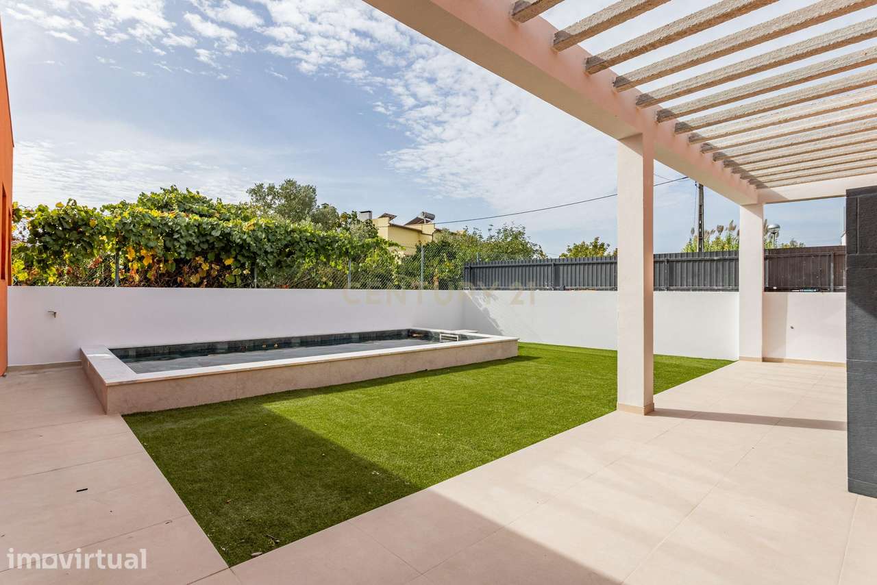 MORADIA ISOLADA COM PISCINA | MODERNIDADE, CONFORTO E TECNOLOGIA EM AZ - Grande imagem: 4/38