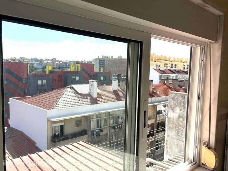 Apartamento T1 com excelente luz natural junto às Olaias - Grande imagem: 2/12