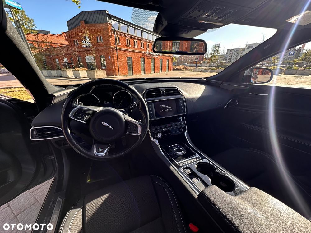 Jaguar XE 20d R-Sport - 21