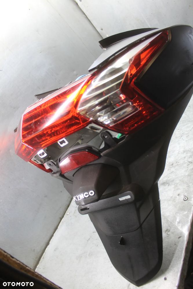 Kymco Downtown Dinkstreet 125  bok boczek ogon lampa tył - 4