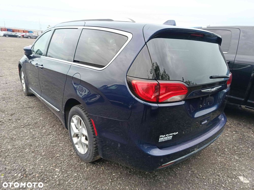 Chrysler Pacifica - 11