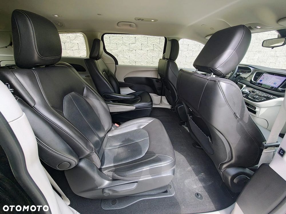 Chrysler Pacifica - 16