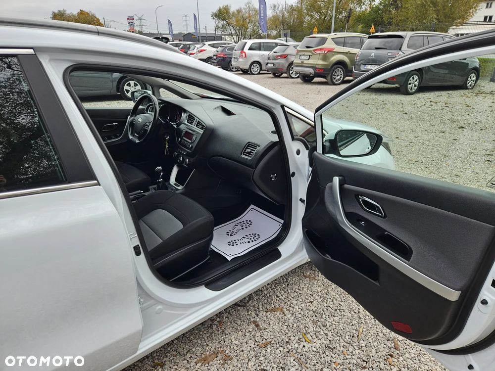 Kia Ceed 1.4 CVVT SW Dream Team Edition - 30