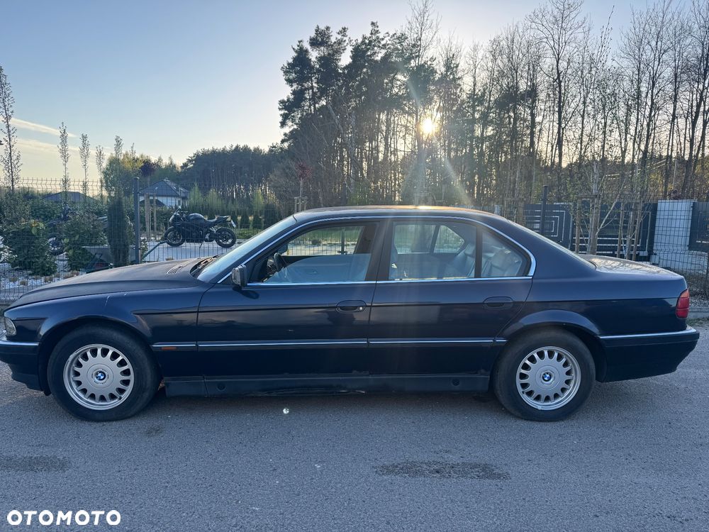 BMW Seria 7 735i L - 2