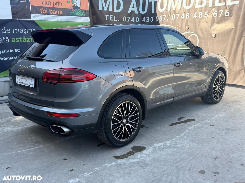 Porsche Cayenne 3.0 L - 4
