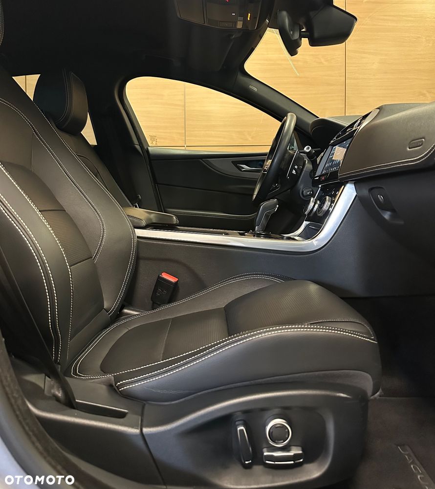 Jaguar XE 2.0 D180 R-Dynamic SE - 7