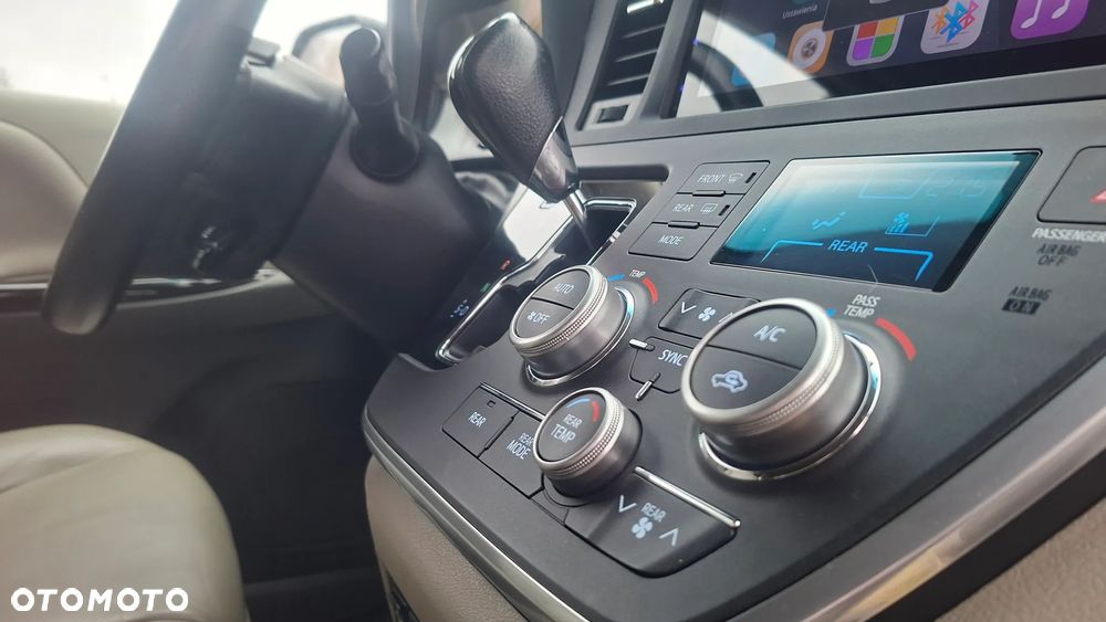 Toyota Sienna 3.5 XLE AWD - 22