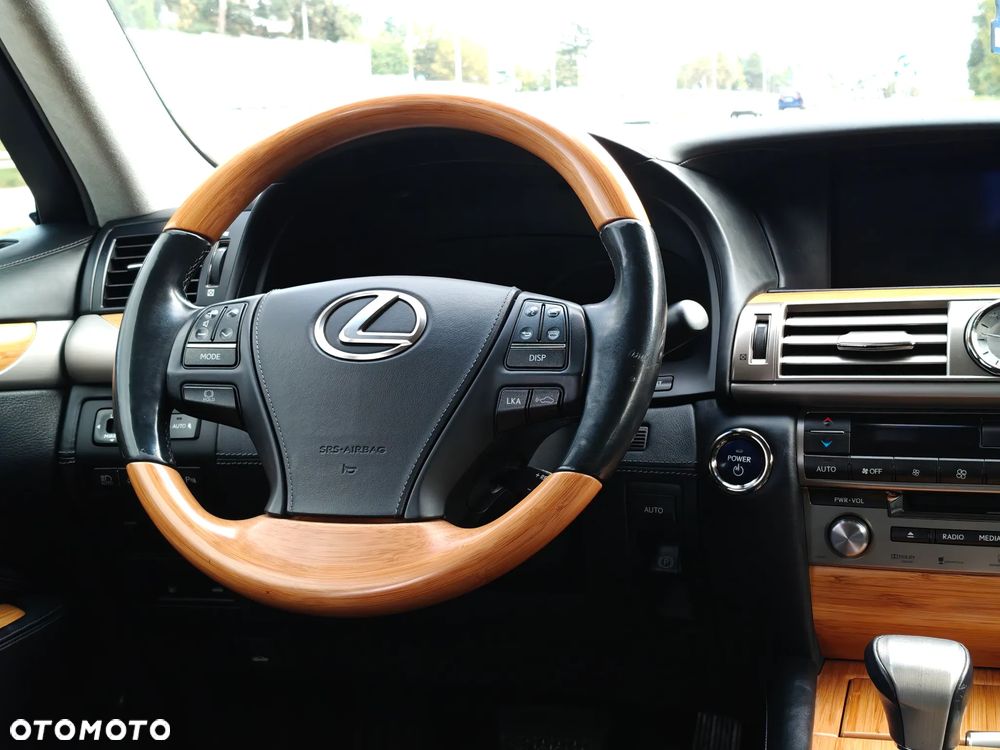 Lexus LS 600h L - 24