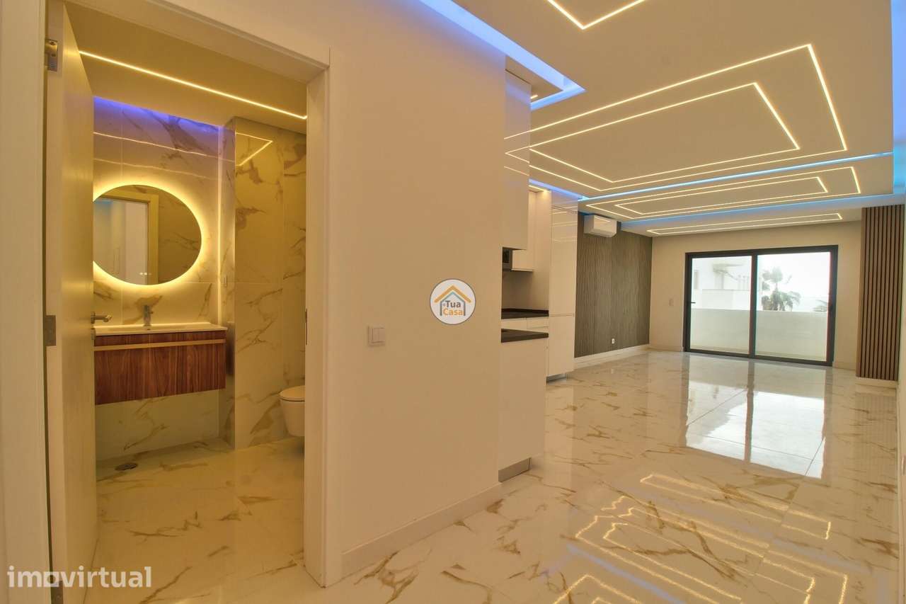 T2 de Luxo Totalmente Remodelado – A 50 metros da Praia de Quarteira! - Grande imagem: 2/35