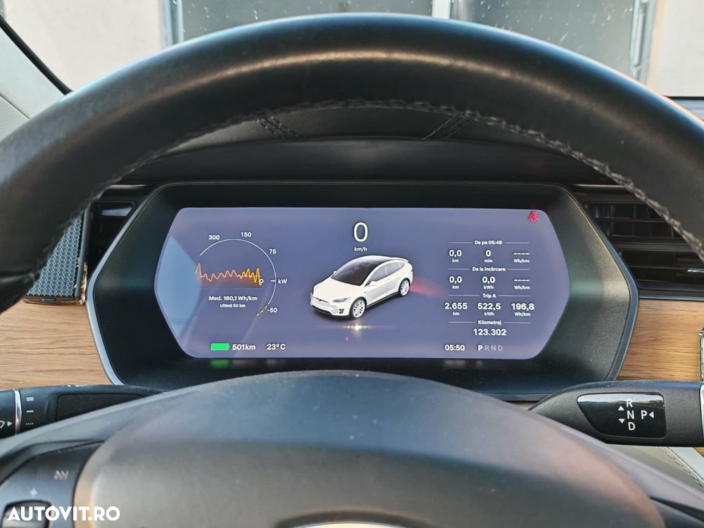 Tesla Model X - 7