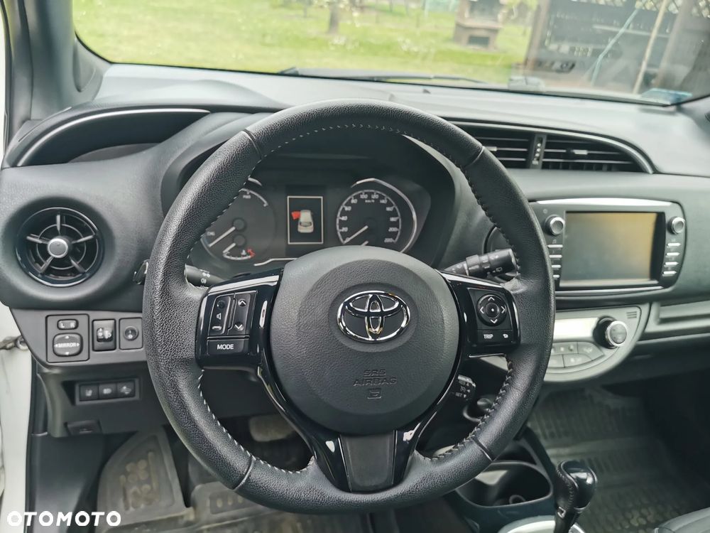 Toyota Yaris Hybrid 100 Selection - 25