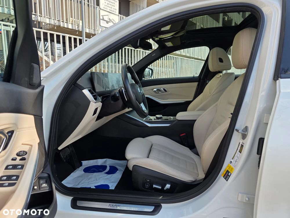 BMW Seria 3 330e xDrive M Sport - 5