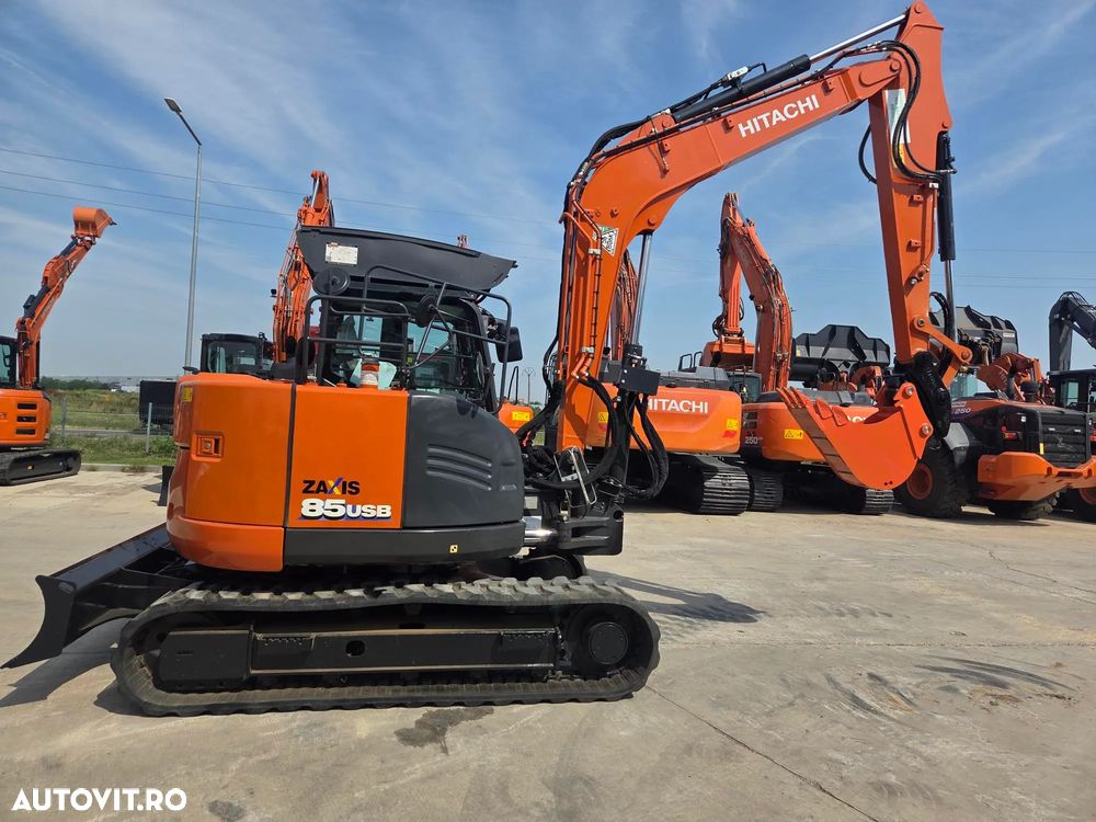 Hitachi ZX85, 8,65 tone, Ad sapare 5m, 2022, 2.427 ore, CUPLA RAPIDA HIDRAULICA+3 CUPE NOI, inst picon pe brate, latime 2,2m, senile cauciuc 90% ok, aer conditionat, computer, reviziile efectuate, ridica aprx 4 tone, leasing 4 ani, CA NOU-PROMOTIE 62.900 EUR - 5