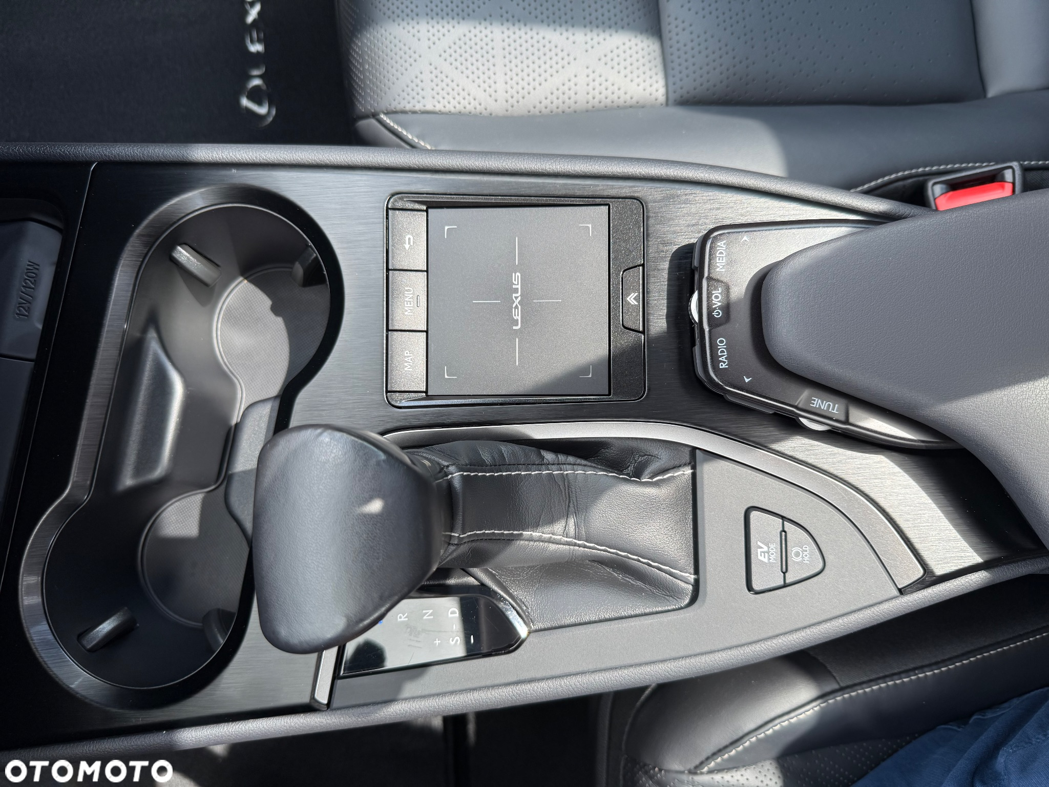 Lexus UX 250h - 26