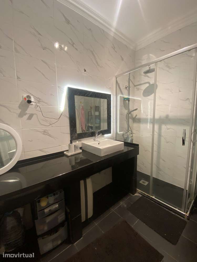 T2 Remodelado | 75 m² | Excelente Luz Natural | Vila Chã - Barreiro - Grande imagem: 5/8