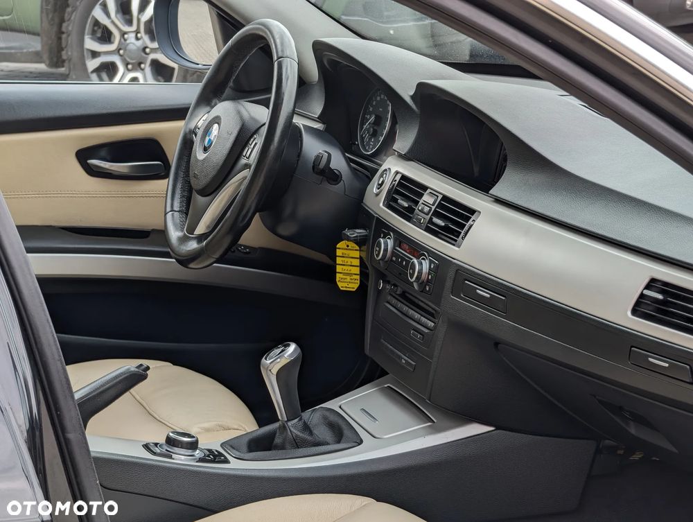BMW Seria 3 318d Sport Line - 32
