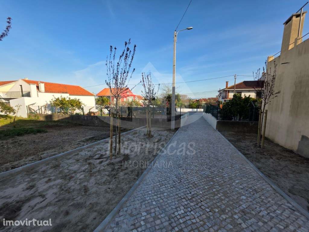 Terreno de gaveto urbano com 215 m², legalizado na Portela da Azóia - Grande imagem: 3/6