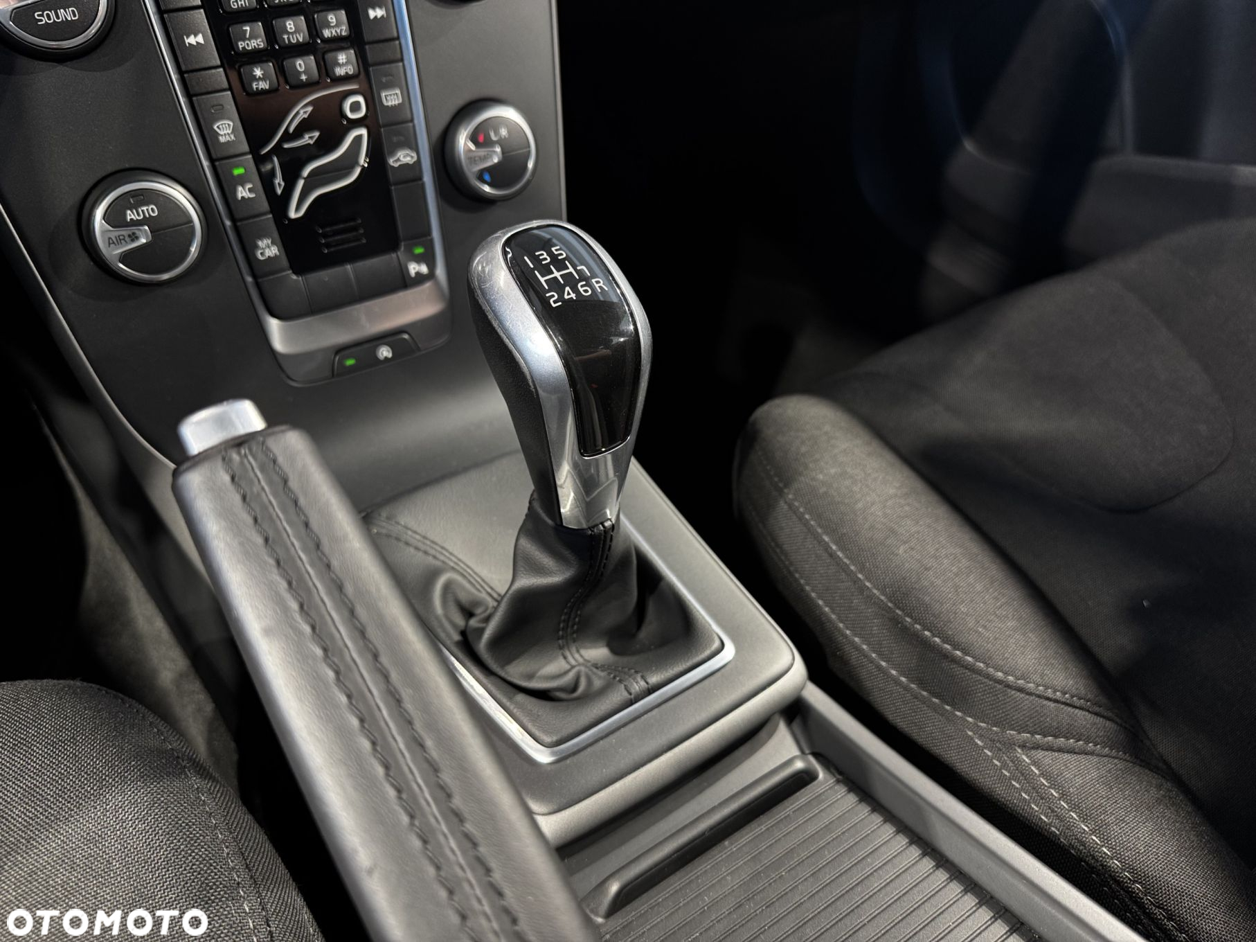Volvo V40 Cross Country - 25