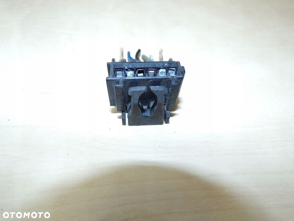 MASTER MOVANO C 99-04r KOSTKA WTYCZKA DO TYLNEJ LAMPY 6 PIN - 1