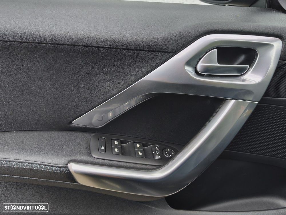 Peugeot 2008 1.2 PureTech Allure EAT6 - 37