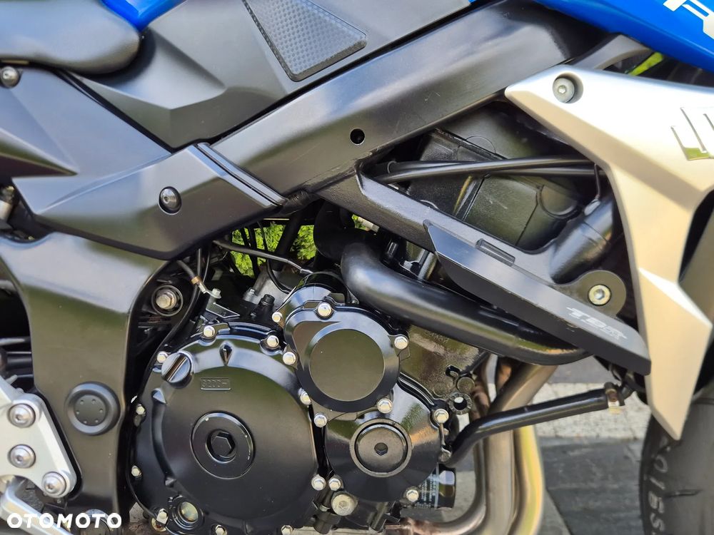 Suzuki GSR - 16