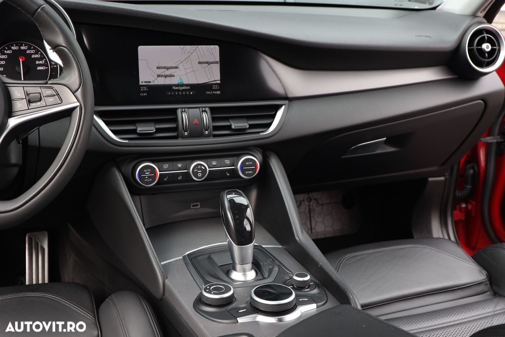 Alfa Romeo Giulia 2.2 AT8-Q4 Veloce - 25