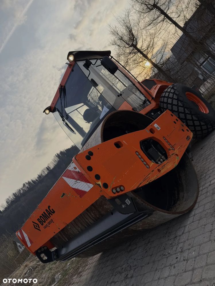 Bomag BW213 D-5 Walec Drogowy Terenowy 15 ton. Import Norwegia 2020 rok. 1050 Mtg. silnik DEUTZ 4cyl. 140 km. Maszyna nie różni się od Nowej z salonu! Klima wentylacja. Serwisy w Dekra AKTUALNE. Zero zniszczeń IGŁA !! Gotowa do długiej pracy. Po dużych serwisach eksploatacyjnych w Norwegii. Walec z Upadłości od pierwszego właściciela. Jego historia od nowosci to jedna robota na stadionie miejskim! Jedyna taka okazja! - 3