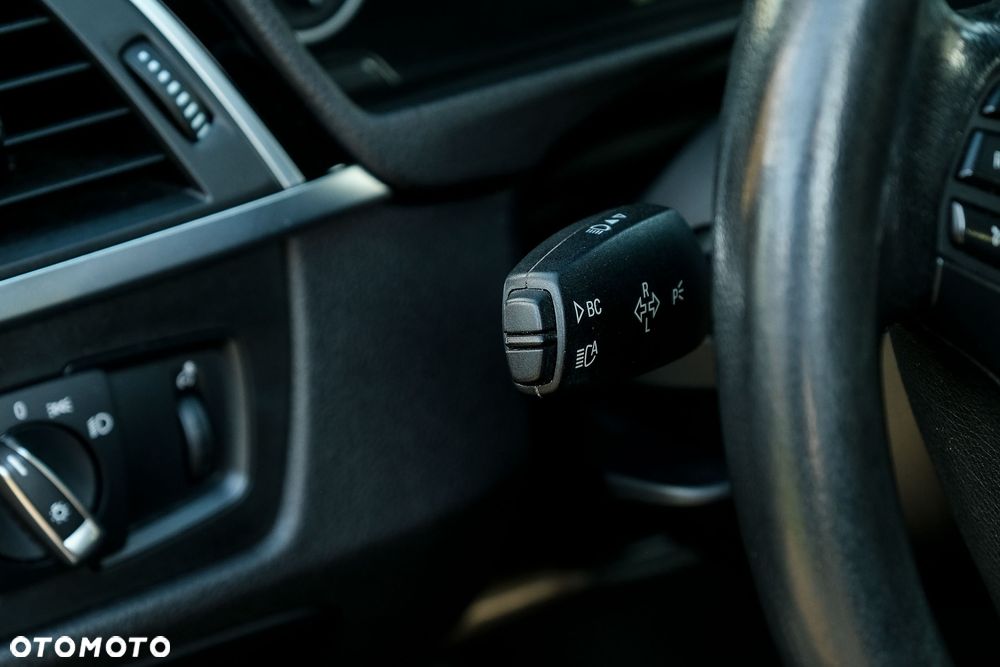 BMW Seria 3 318d Sport Line Shadow - 23