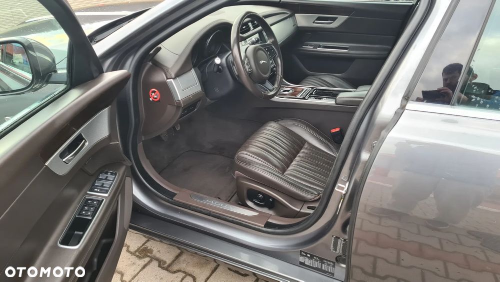 Jaguar XF 20d Portfolio - 10