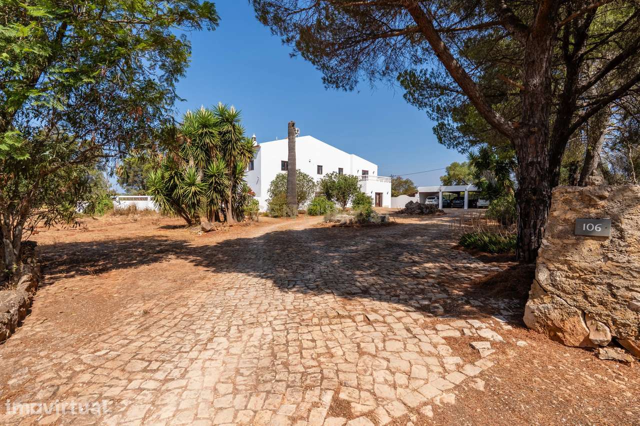 MORADIA T5 COM PISCINA E 5050M2 DE LOTE DE TERRENO SITUADO NO CAMPO NU - Grande imagem: 2/41