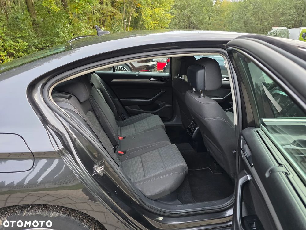 Volkswagen Passat - 16
