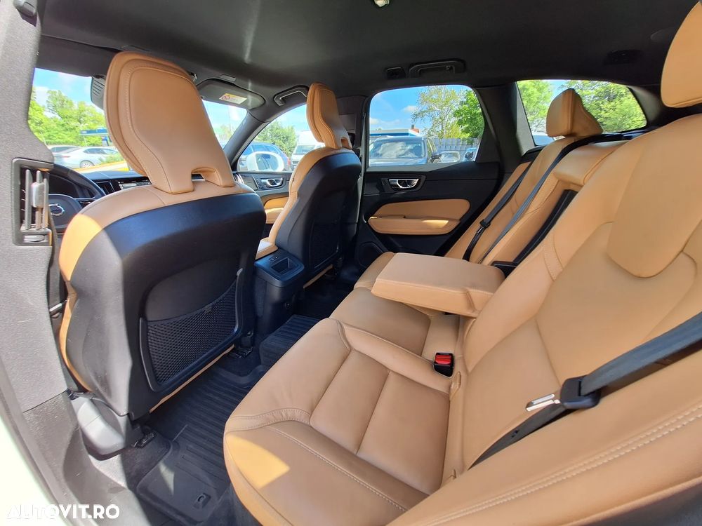 Volvo XC 60 B4 MHEV AT AWD Plus Dark - 19