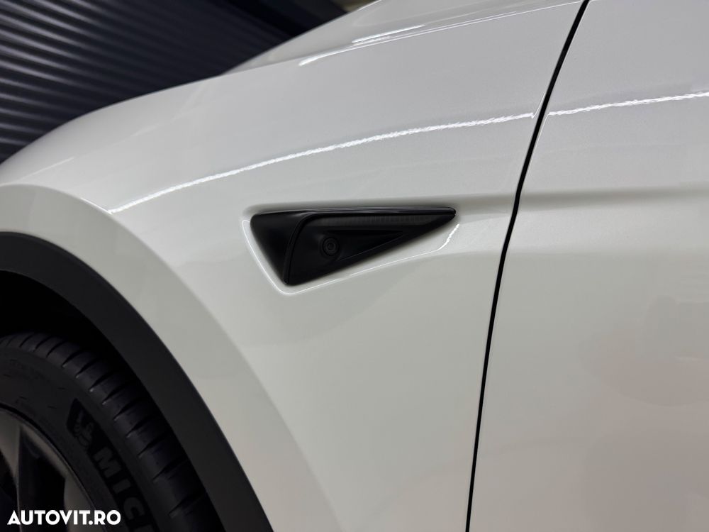 Tesla Model Y Long Range Dual Motor AWD - 14